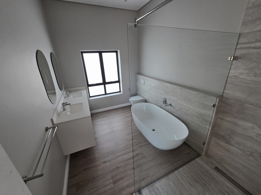 4 Bedroom Property for Sale in Kingswood Golf Estate Western Cape
